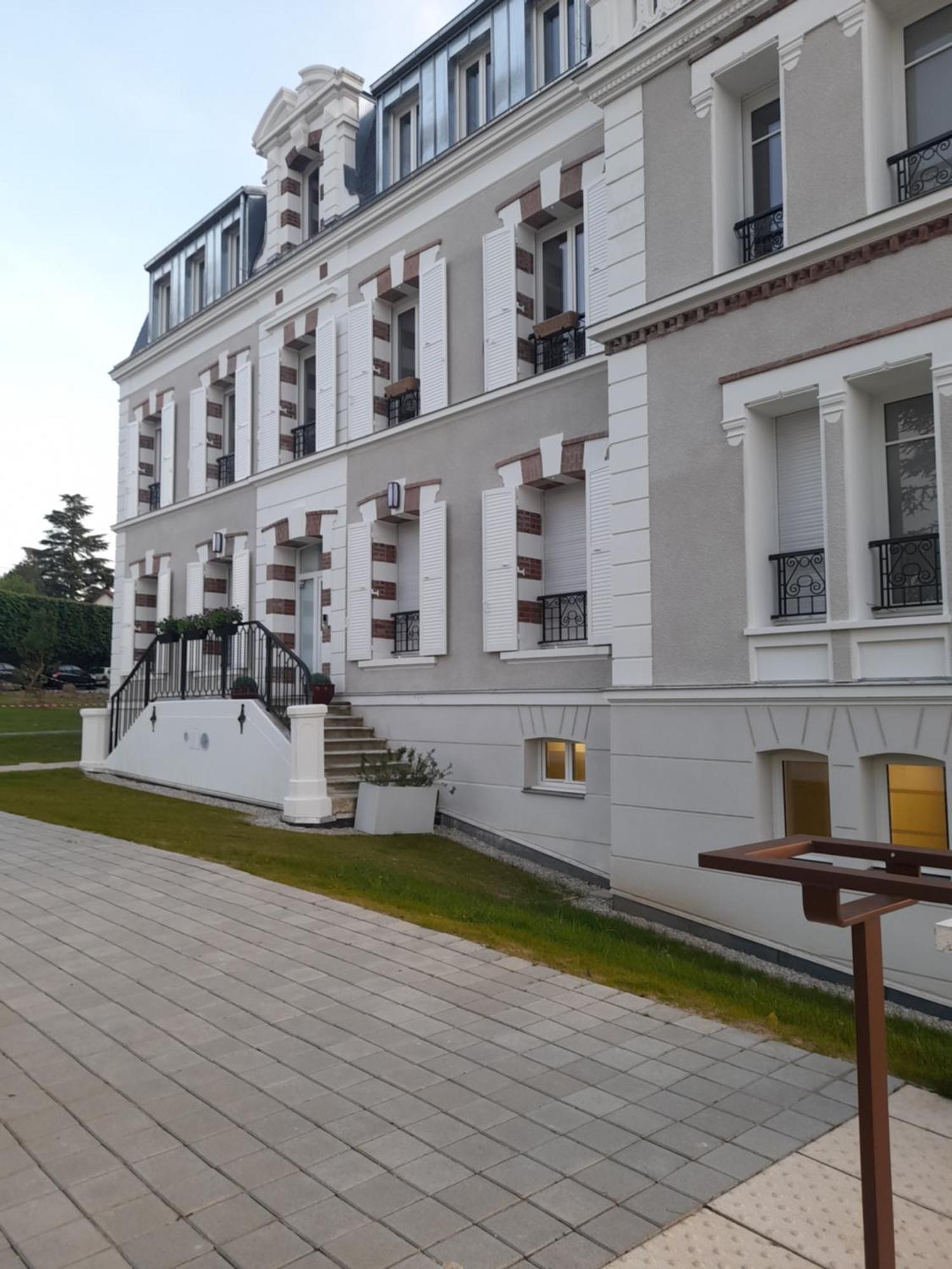 Dans Petit Chateau En Centre Lagny-sur-Marne