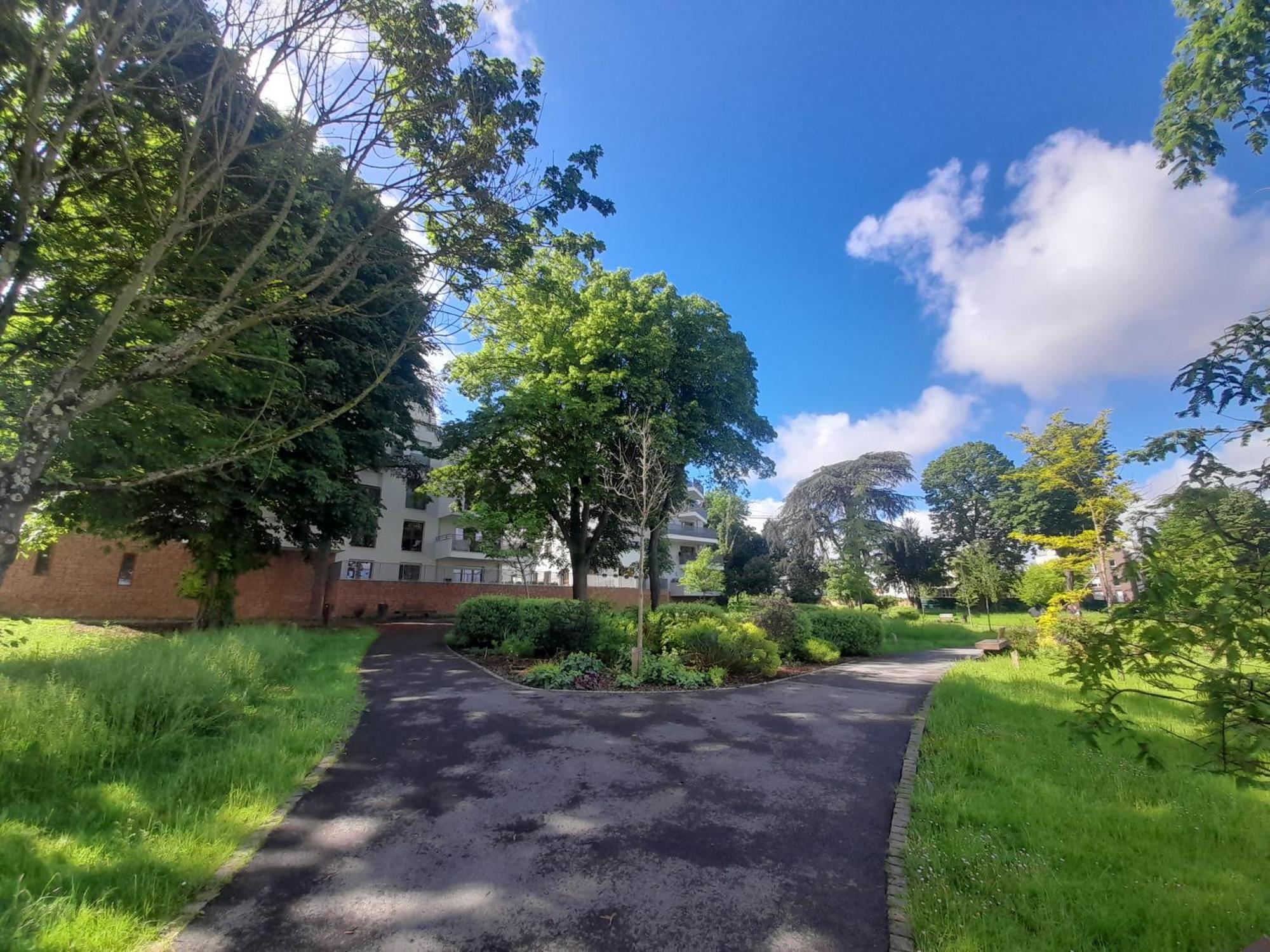 Dans Petit Chateau En Centre * Lagny-sur-Marne