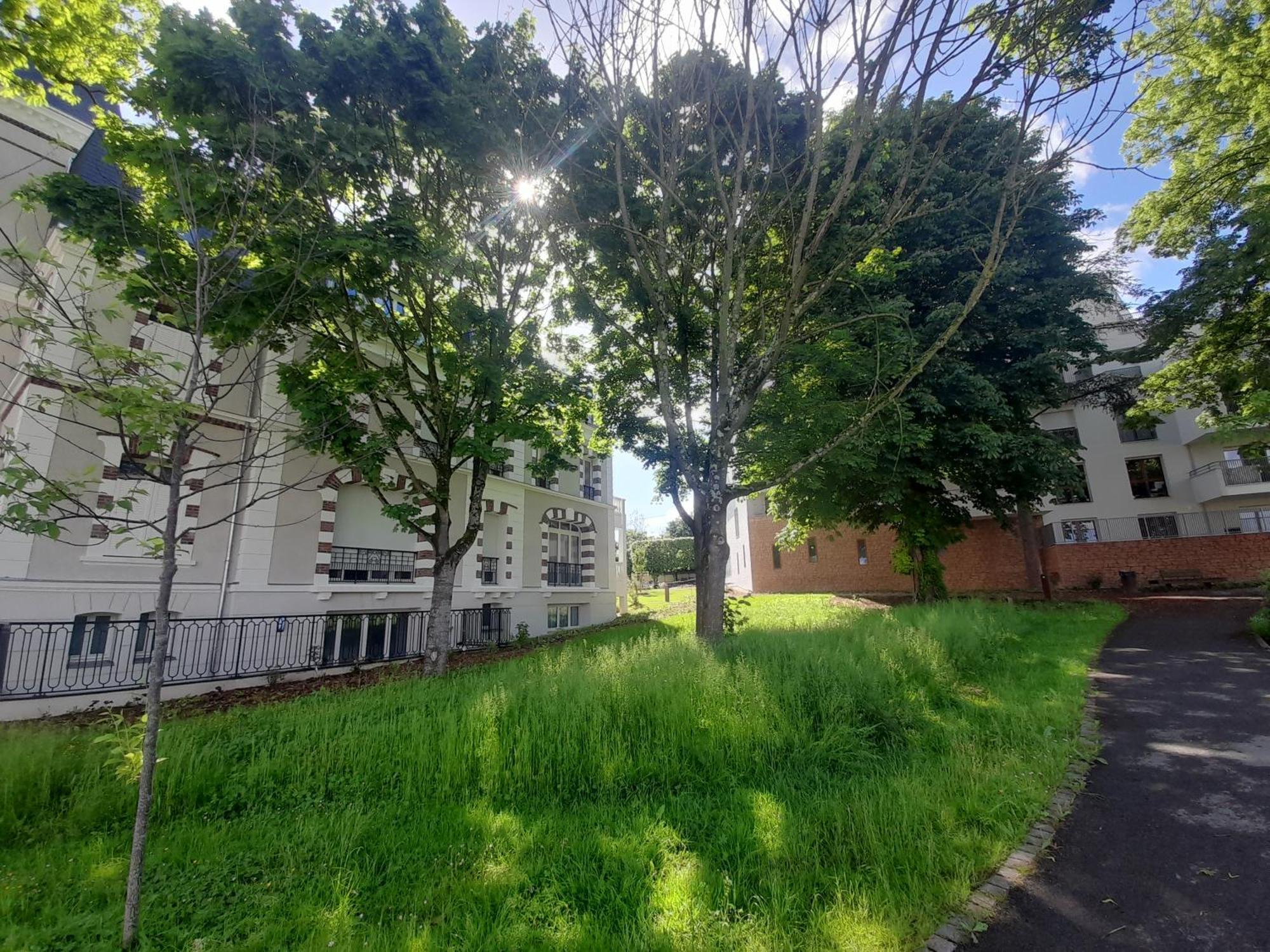 Dans Petit Chateau En Centre Lagny-sur-Marne
