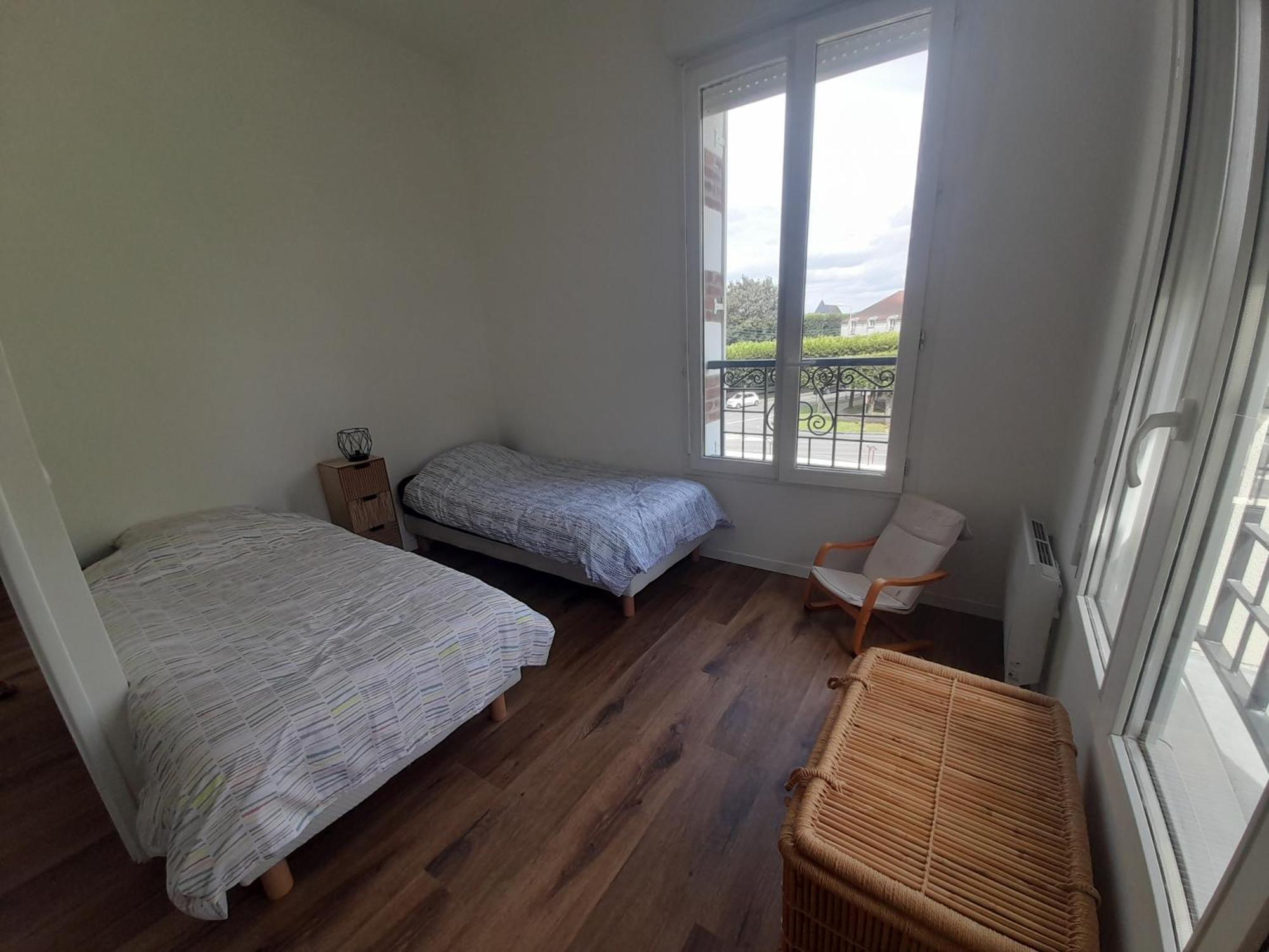 Dans Petit Chateau En Centre Lagny-sur-Marne