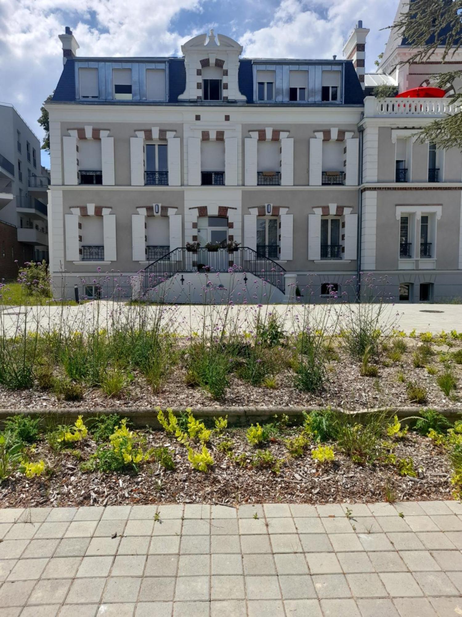 Dans Petit Chateau En Centre * Lagny-sur-Marne